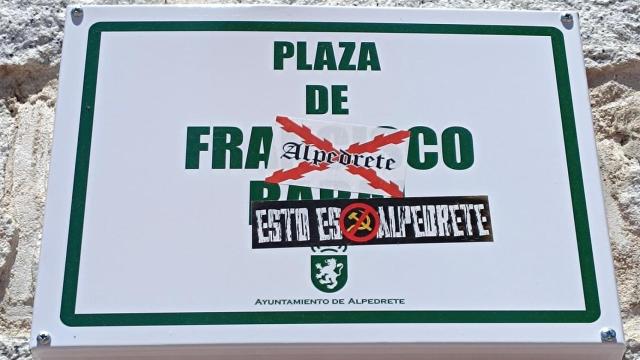 Vandalizan con símbolos franquistas las placas de Balaguer y Rabal en Alpedrete: Es recurrente