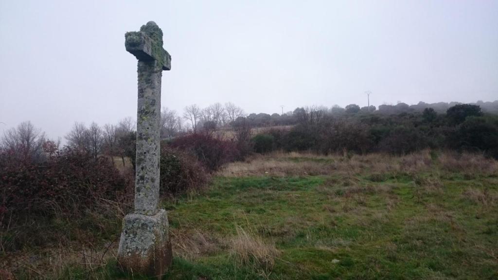 Cruz de piedra en los alrededores de Cilleros de la Bastida en la ruta de la Mora