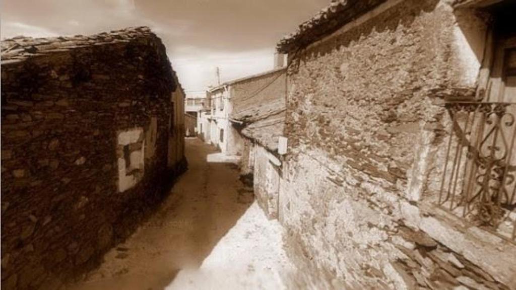 Calles con casas de piedra en Cilleros de la Bastida