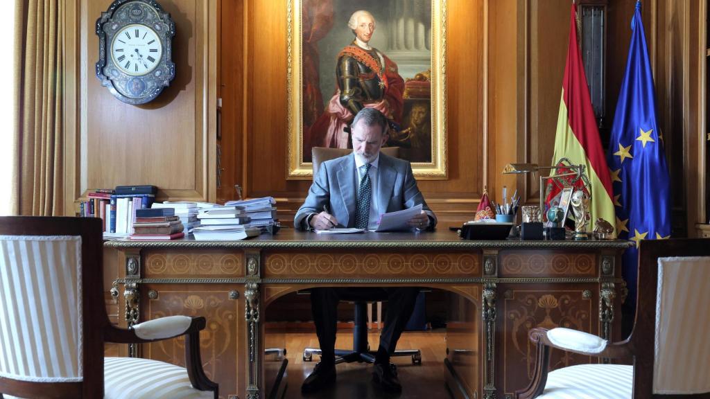 Felipe VI en el escritorio de su despacho.