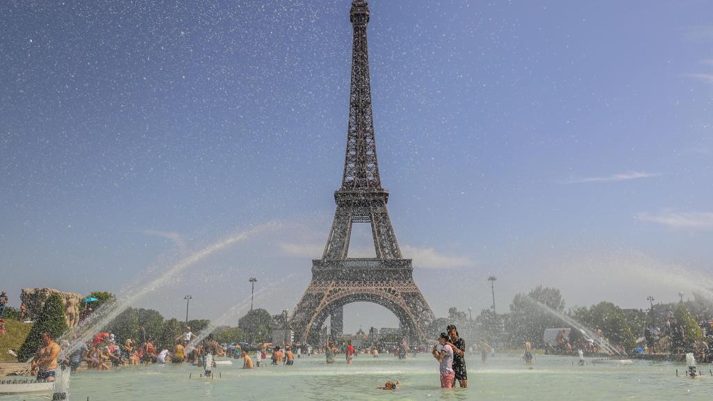 Imagen de archivo de la Torre Eiffel durante una de las olas de calor más intensas que vivió París en 2019.
