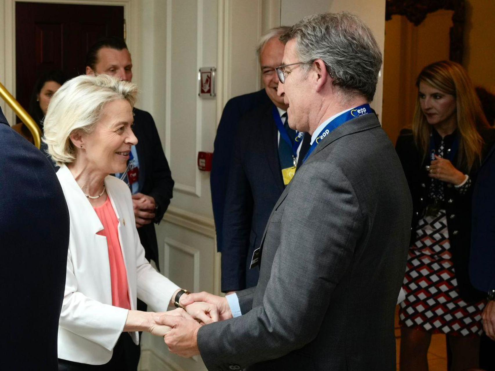 La presidenta de la Comisión Europea, Ursula von der Leyen, saluda a Alberto Núñez Feijóo.