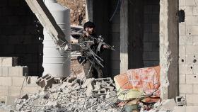 Un soldado israelí en las ruinas de un edificio cerca de Yenín durante una operación militar.