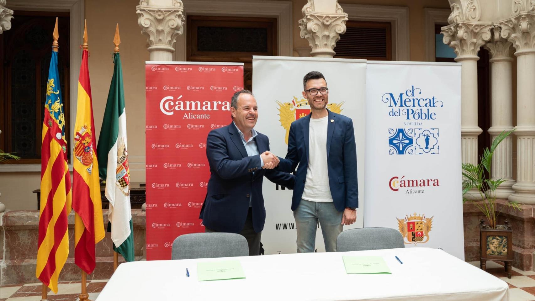 Baño y Martínez firman un acuerdo de colaboración para la ejecución de un mercado de abastos.