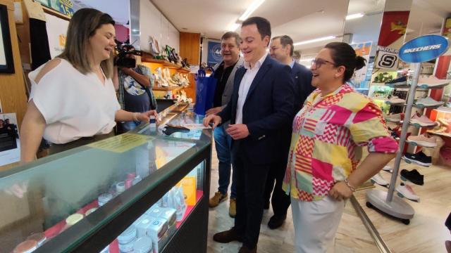 Pedro Martínez inicia la Ruta del Comercio en Eurocalzados en la avenida de Villamayor