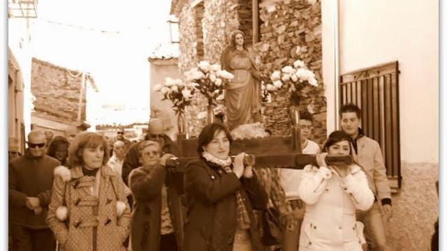 Los vecinos de Cilleros de la Bastida sacan a santa Isabel en procesión
