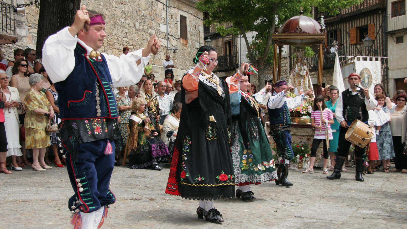 La provincia de Salamanca está llena de tradiciones, tanto en el habla como en sus ritos. Fiesta de las Nieves en Mogarraz