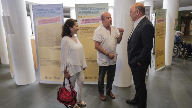 El presidente de la Diputación de Segovia, Miguel Ángel de Vicente, visita la exposición del hospital