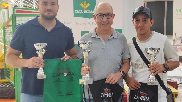Los ganadores del torneo: Ernesto Ruíz, Anderson Forero y Joaquín Anatol