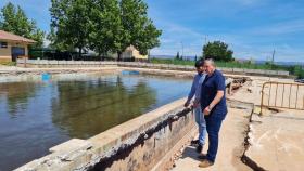 Javier Faúndez visita la piscina de Rabanales junto a Santiago Moral