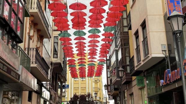 Paraguas verdes y rojos decorando la plaza de Sagasta en Zamora