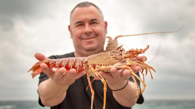 El chef Lluís Fernández Punset sostiene una langosta del Cap de Creus.