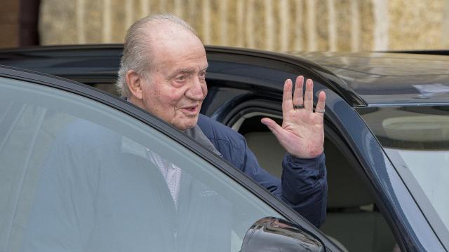 El rey Juan Carlos tras su último acto antes de marcharse de Sanxenxo.