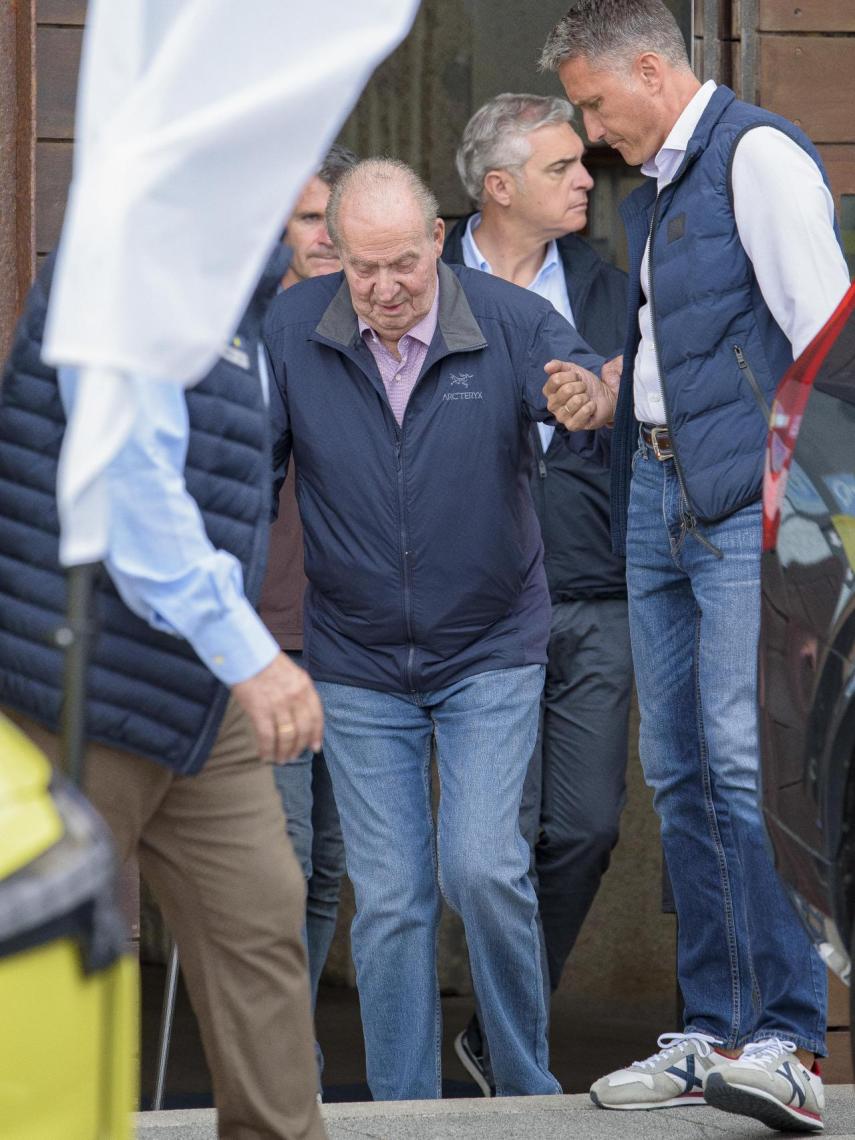 Juan Carlos I saliendo del Real Club Naútico, apoyado en Vicente García-Mochales.