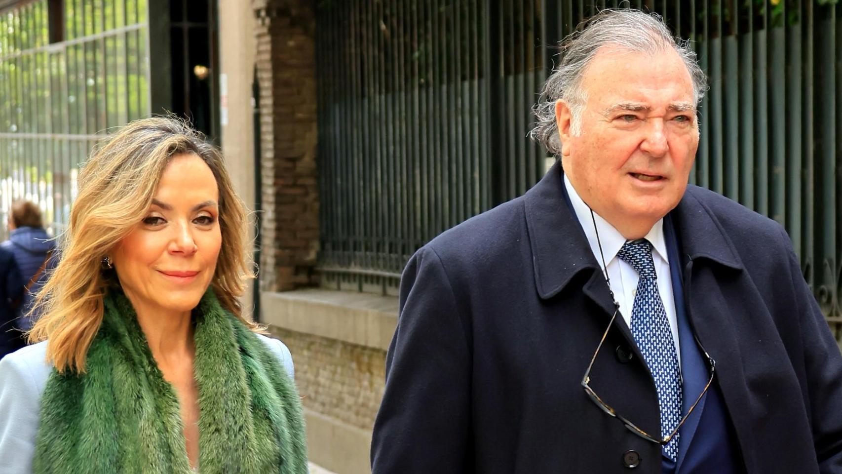 Juan Antonio García Obregón junto a su actual mujer, Elisa Rodríguez García, en una imagen tomada en Madrid, en mayo de 2024.