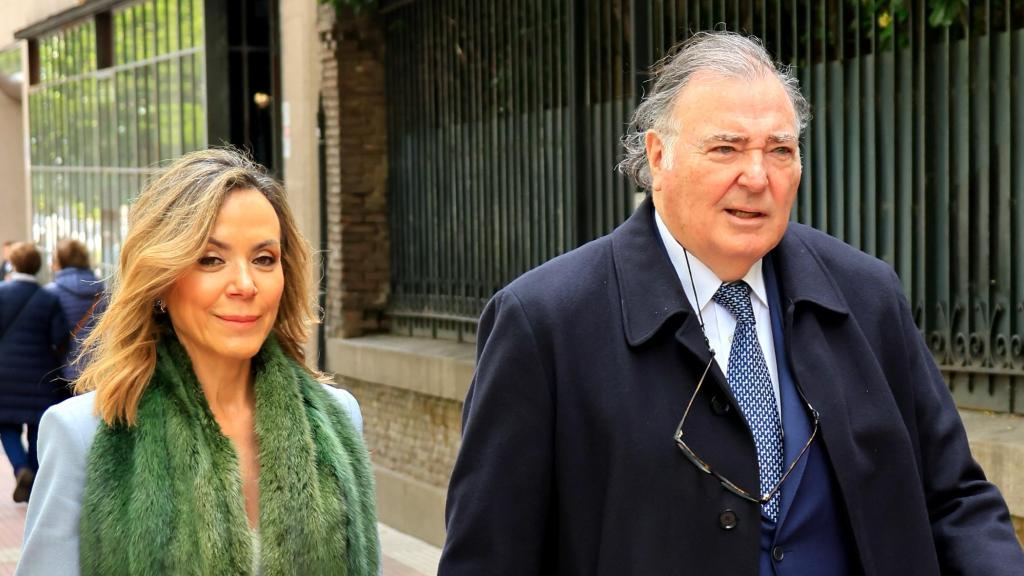 Juan Antonio García Obregón junto a su actual mujer, Elisa Rodríguez García, en una imagen tomada en Madrid, en mayo de 2024.