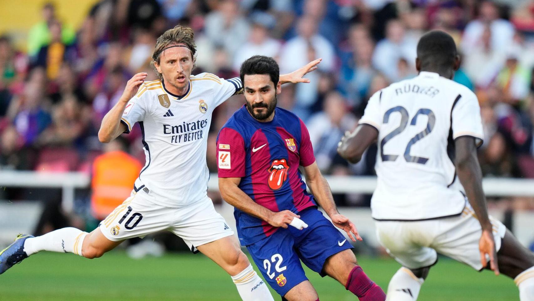 Gündogan controla el balón durante un Clásico ante el Real Madrid de la temporada pasada.