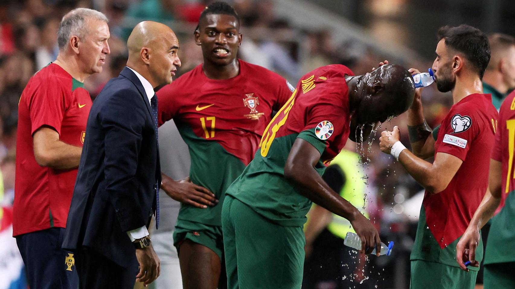 Roberto Martínez da órdenes a los jugadores de la selección portuguesa