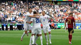 Los jugadores de Eslovenia celebran el gol de Schranz ante Bélgica en la Eurocopa.