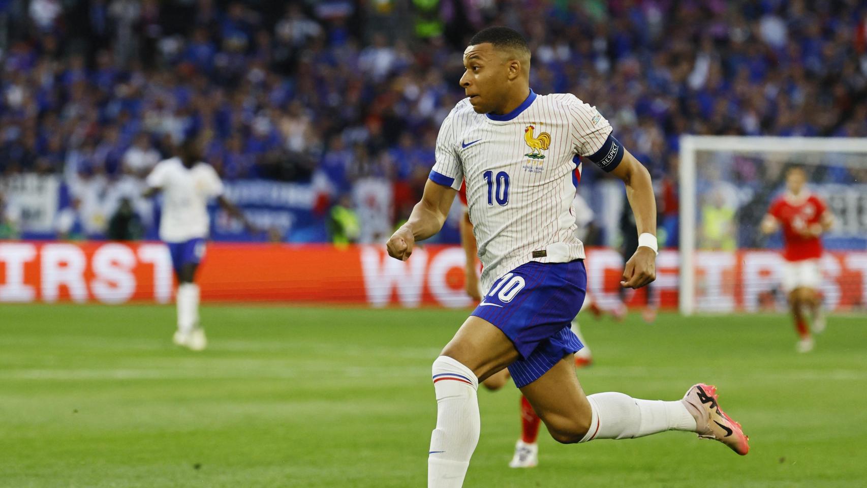 Mbappé durante una cabalgada por banda en el partido de Eurocopa ante Austria.