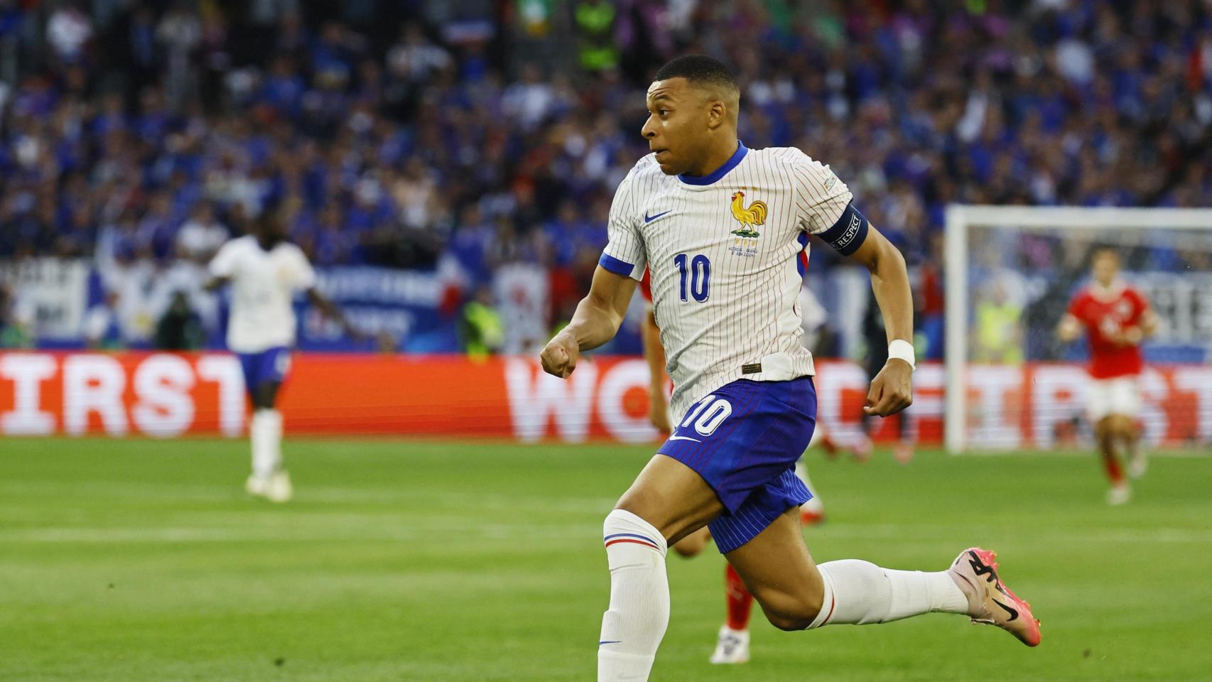 Mbappé durante una cabalgada por banda en el partido de Eurocopa ante Austria.