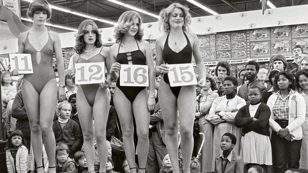 David Goldblatt: 'Sábado por la mañana en el hipermercado: semifinal del concurso Miss Piernas Bonitas', 1980. © The David Goldblatt Legacy Trust