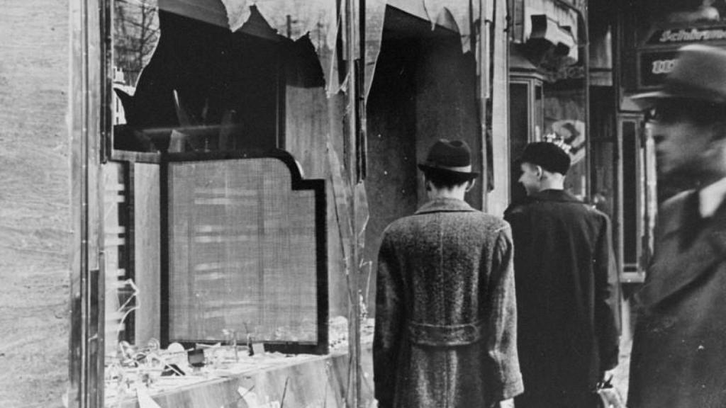 Escaparate de una tienda de propiedad judía destruida durante la Noche de los Cristales Rotos. Berlín, 10 de noviembre de 1938. Foto: Museo del Holocausto