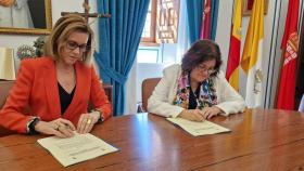 María Dolores de Cospedal, a la izquierda, y la presidenta de la UCAM, María Dolores García Mascarell.