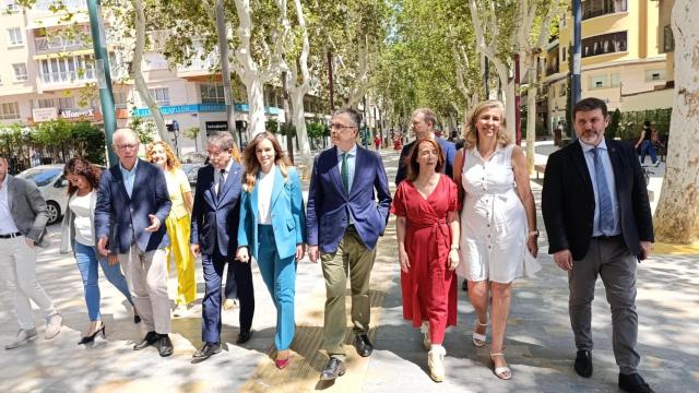 El equipo de Gobierno del Ayuntamiento de Murcia pasea por la Avenida Alfonso X el Sabio.