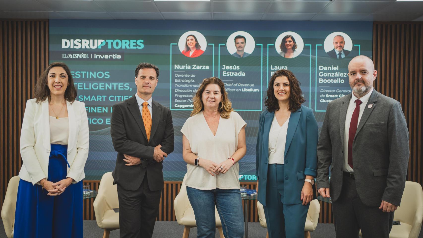 Nuria Zarza, gerente de Estrategia, Transformación y Dirección de Proyectos de Sector Público en Capgemini; Jesús Estrada, Chief of Revenue Officer en Libelium; Mar Carpena, redactora de Disruptores; Laura Flores, directora de Desarrollo de Negocio y Nuevas Tecnologías en Segittur; y Daniel González-Bootello, director General de Smart City Cluster.