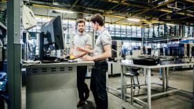 Dos personas trabajando en una planta de Inteligencia Artificial.