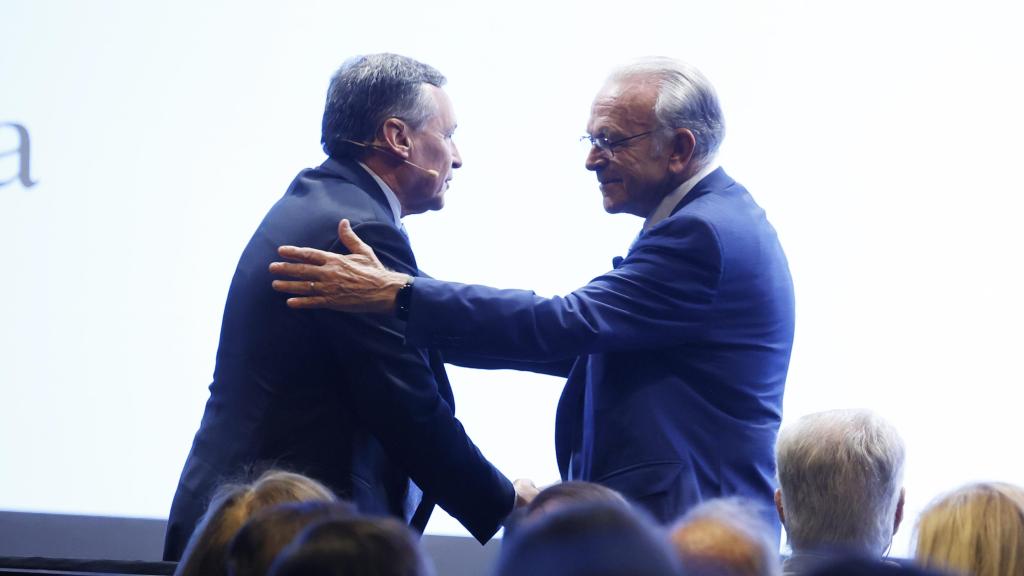 El consejero delegado de CriteriaCaixa, Ángel Simón (i) y el presidente de CriteriaCaixa, Isidro Fainé (d), se saludan durante la presentación del nuevo Plan Estratégico 2025-2030 de CriteriaCaixa, el pasado 17 de junio.