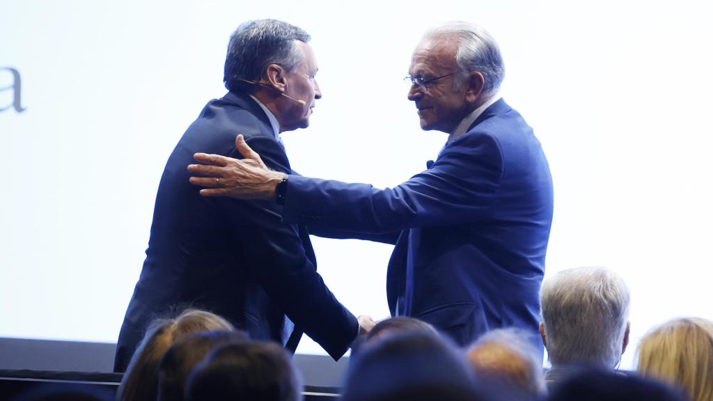 El consejero delegado de CriteriaCaixa, Ángel Simón (i) y el presidente de CriteriaCaixa, Isidro Fainé (d), se saludan durante la presentación del nuevo Plan Estratégico 2025-2030 de CriteriaCaixa.