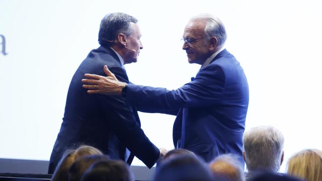 El CEO de CriteriaCaixa, Ángel Simón, y el presidente de CriteriaCaixa, Isidro Fainé, se saludan durante la presentación del nuevo Plan Estratégico 2025-2030 de Criteria,