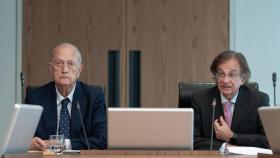 El presidente de Colonial, Juan José Brugera (i), y el consejero delegado de Colonial, Pere Viñolas (d), durante una rueda de prensa, en la sede de Colonial.