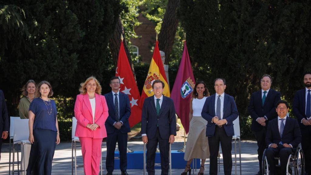 El alcalde de Madrid, José Luis Martínez-Almeida, este lunes arropado de su 'plana mayor' en el primer aniversario de su reelección.