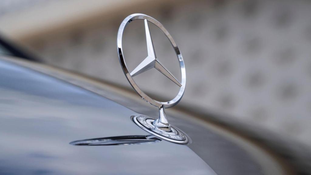 Ahora el Mercedes Clase V puede llevar la estrella sobre el capó.