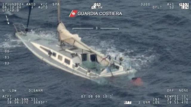 La Guardia Costera italiana muestra un velero utilizado por migrantes medio hundido en el Mar Mediterráneo entre Italia y Grecia.