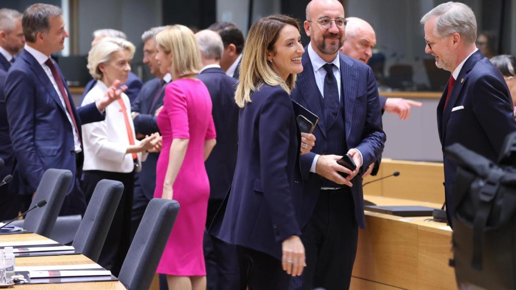 Ursula von der Leyen y Kaja Kallas (al fondo) conversan al inicio de la cena de líderes europeos de este lunes