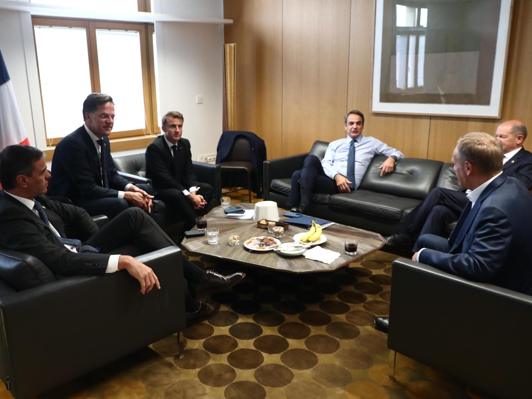 Los seis negociadores del reparto de altos cargos, reunidos este lunes en Bruselas: Pedro Sánchez, Mark Rutte, Emmanuel Macron, Kyriakos Mitsotakis y Donald Tusk