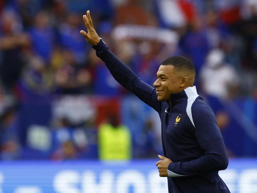 Kylian Mbappé antes de empezar el partido de la Eurocopa ante Austria, este lunes.