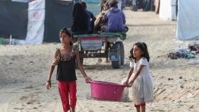 Dos niñas en un campamento al sur de la Franja de Gaza.