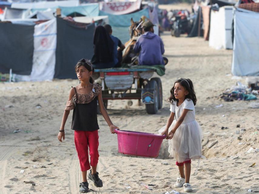 Dos niñas en un campamento al sur de la Franja de Gaza.