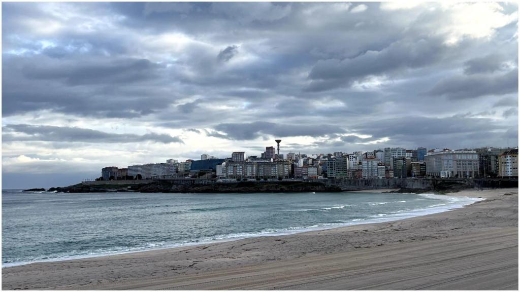 La playa del Orzán de A Coruña este lunes