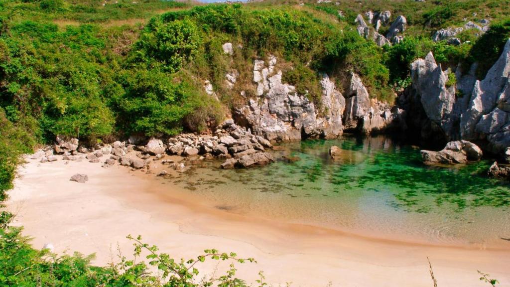 Una de las playas más pequeñas del mundo está en Asturias: aislada y con tan solo 40 metros