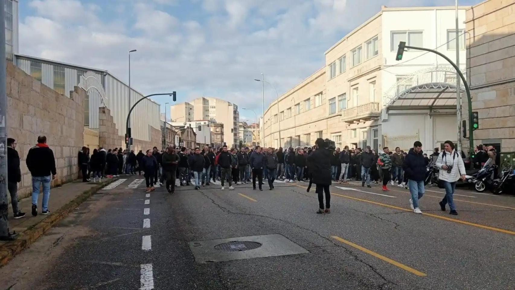 Trabajadores de los astilleros de Vigo paralizan su jornada por la muerte de un compañero del sector, a 14 de marzo de 2024.