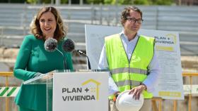 María José Catalá, junto al concejal de Urbanismo, Juan Giner. EE