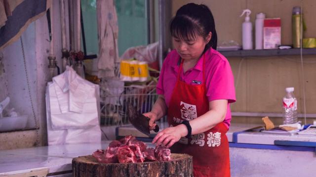 Una mujer en una carnicería de Pekín.