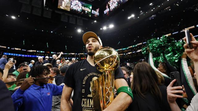 Jayson Tatum con el título de la NBA de los Boston Celtics