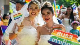 Dos mujeres se besan mientras defienden el matrimonio igualitario durante un Desfile del Orgullo en Bangkok.